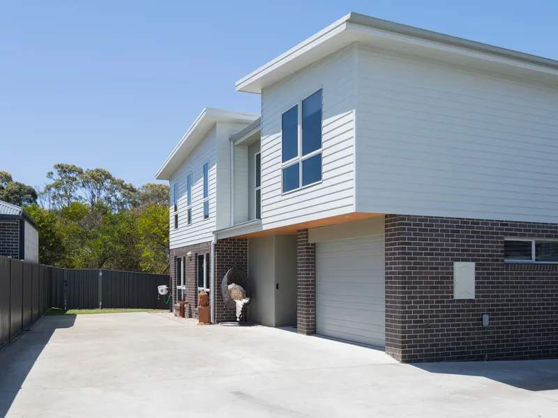 RELAXED COASTAL LIFESTYLE ON GOLF COURSE