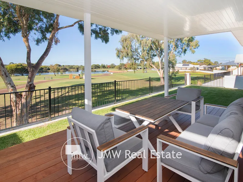 HAMPTONS STYLE 5 BED, 3 BATH RESIDENCE NEAR TOWN