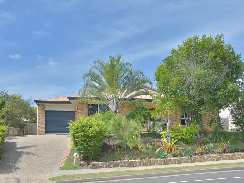 It's got the lot...5 Beds, Pool & Shed!