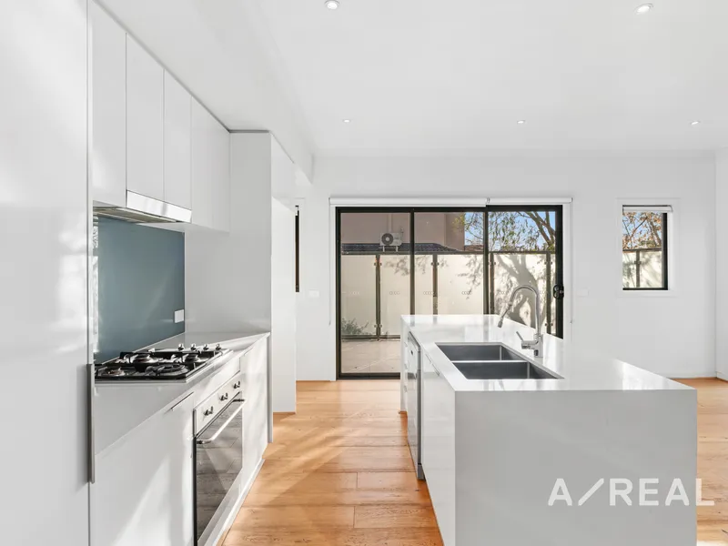 Luxurious 4-Bedroom Townhouse in Templestowe Lower