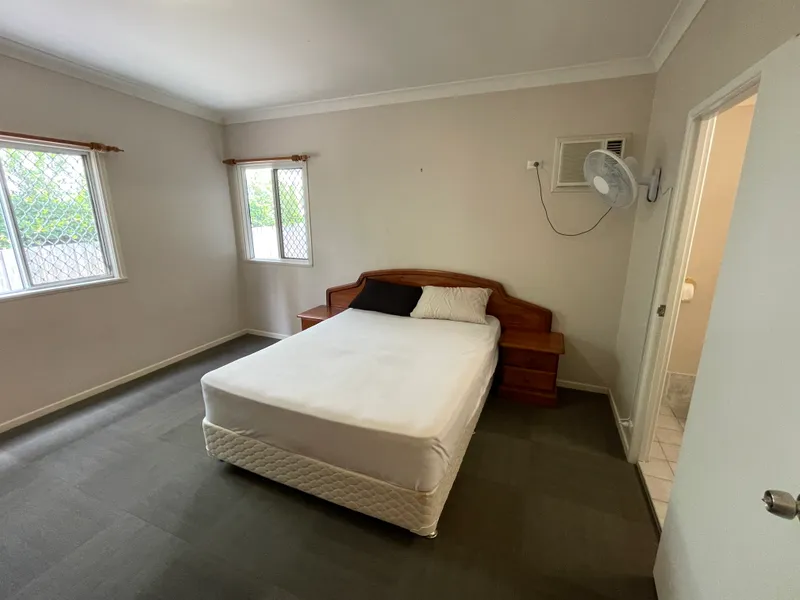 Ensuite & Air Conditioned Rooms - Walking Distance to Shops & Train Station