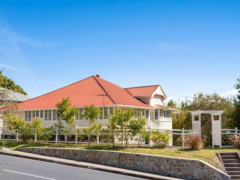 FABULOUS CLASSIC QUEENSLANDER - MINUTES TO BRISBANE CITY - AIR CONDITIONING