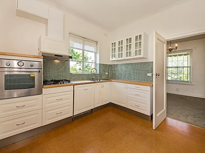 Refurbished Art Deco Delight!