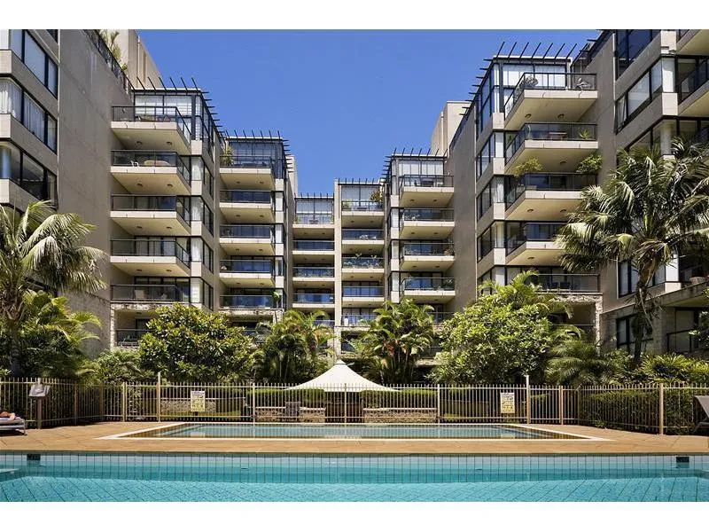 IMPRESSIVE APARTMENT WITH VIEWS OVER RUSHCUTTERS PARK