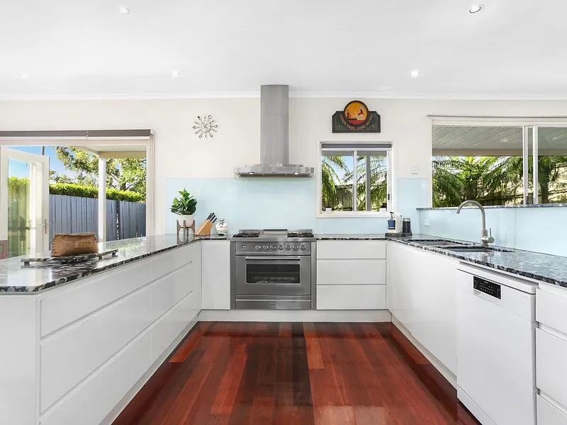 LARGE HOME - RIVER WALKS , TENNIS , GOLF & SHOPS NEARBY