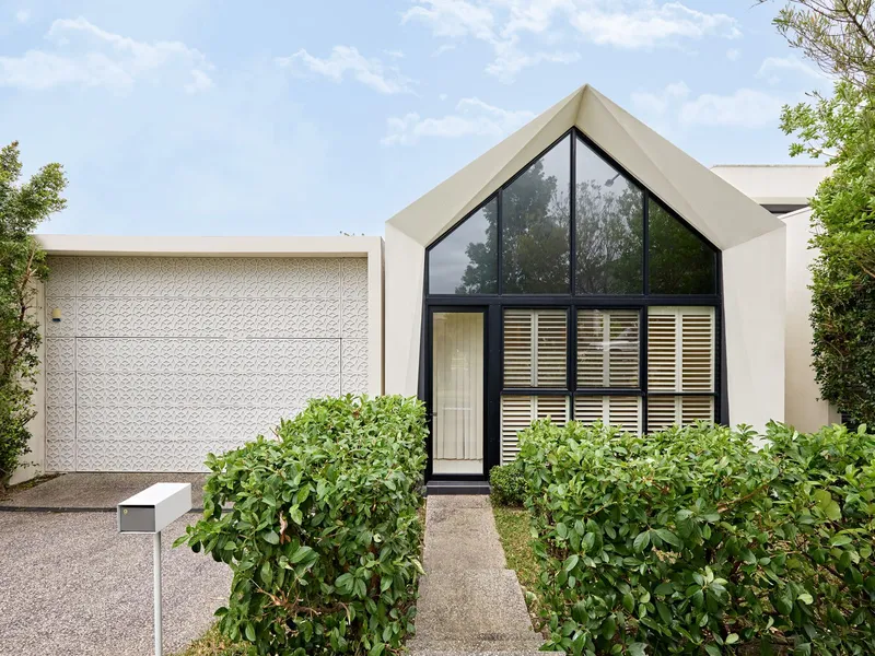 A contemporary single-level 4 bedroom house located in the sought-after pocket of North Kellyville