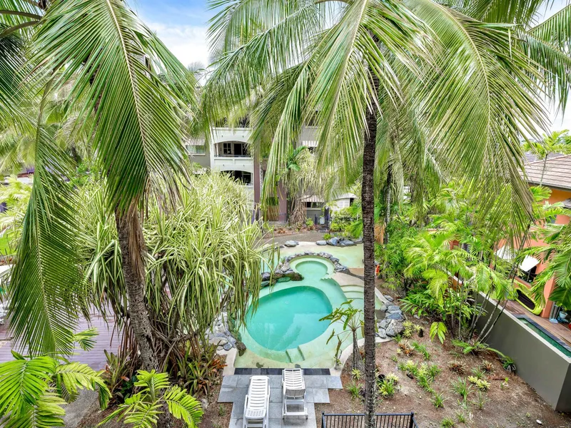 TOP FLOOR, EASTERLY ASPECT, POOL VIEWS