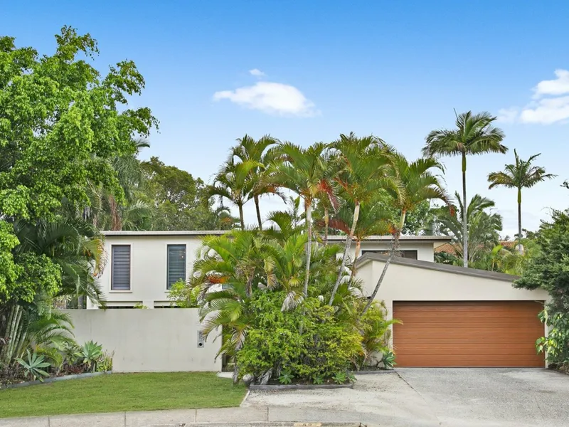 600 meters to Burleigh Beach plus Dual Living!