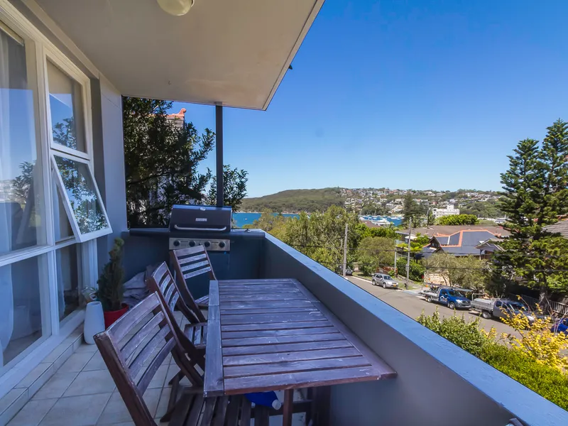 Modern apartment with water views 
