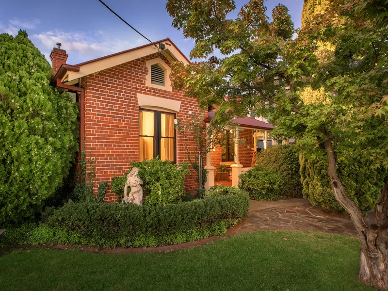 Central Red Brick – Classic Period Charm
