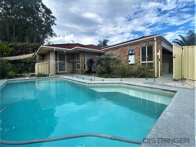 FAMILY HOME WITH SPARKLING INGROUND POOL - inc. pool maintenance