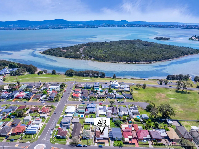 House & Granny flat zoned R3 on approx 697m2 block