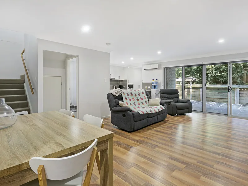 4 BEDROOM AIR CON - CLOSE TO LIGHT RAIL