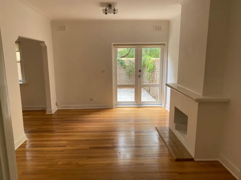 Spacious open plan living close to Brighton Beach!