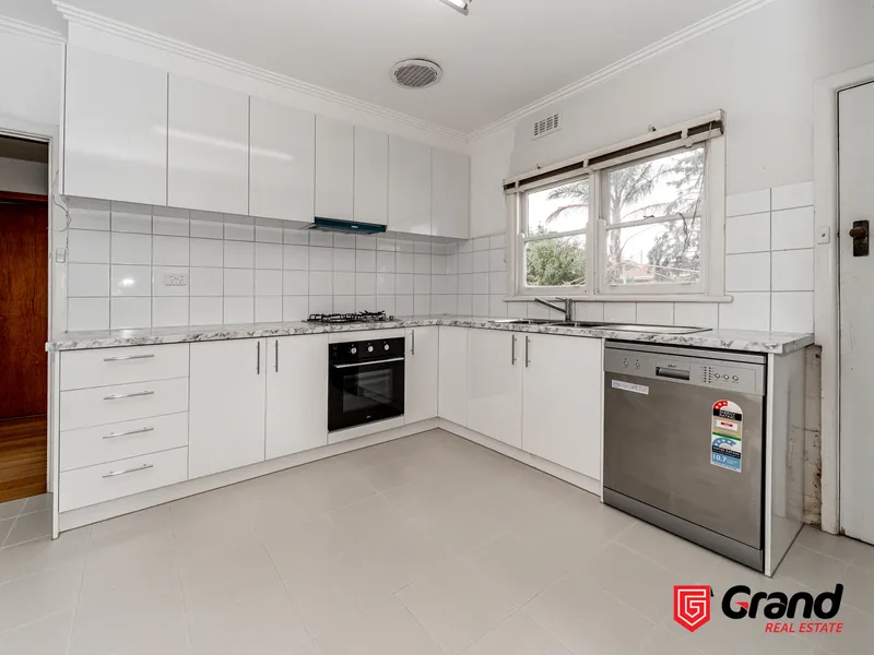 JUST REFURBISHED CONVENIENTLY POSITIONED HOUSE READY TO MOVE IN 