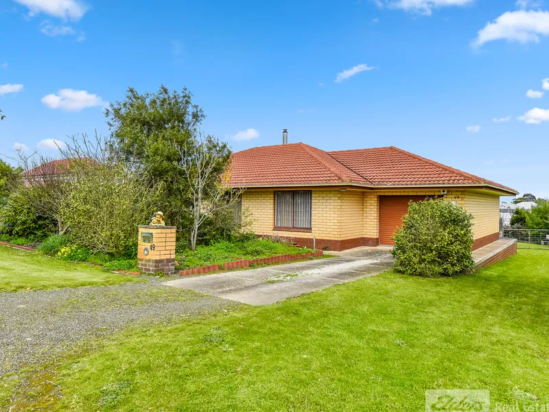 Walk To The Town Centre, Kindy, School and Swimming Lake