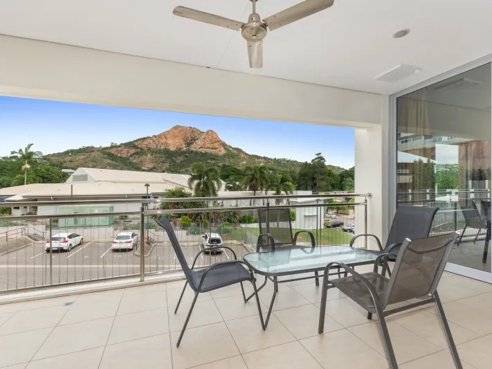 LARGE APARTMENT IN A GREAT LOCATION WITH BEAUTIFUL GARDENS.