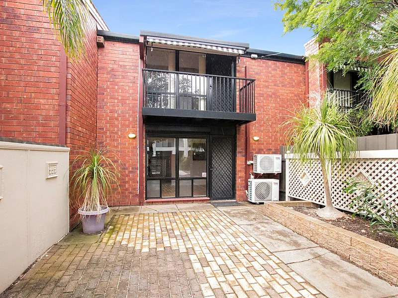 Cosy and Impressive Two Bedroom Townhouse (No Pets)