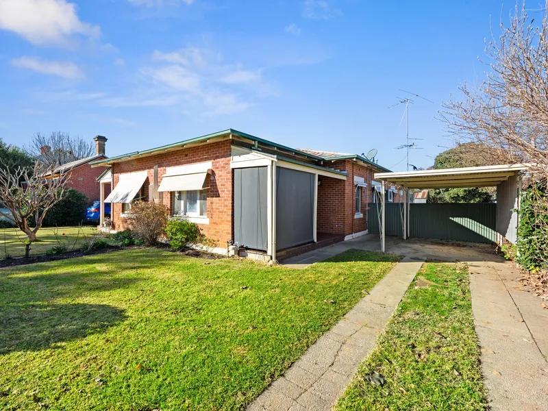 Three Bedroom Home Walking Distance To Sanger Street