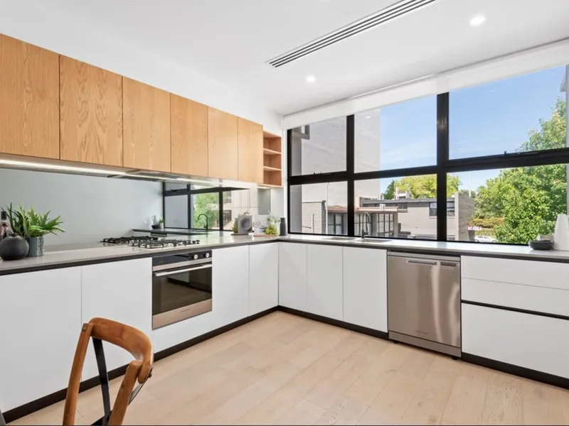LARGE TOWN HOUSE, MODERN LIVING IN THE ADELAIDE CBD