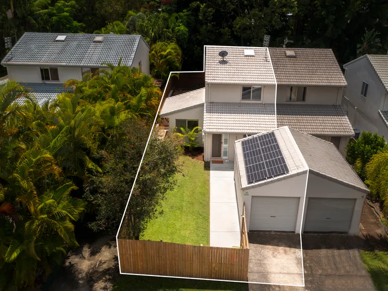 FULLY TRANSFORMED TOWNHOUSE WALKING DISTANCE TO SCHOOLS