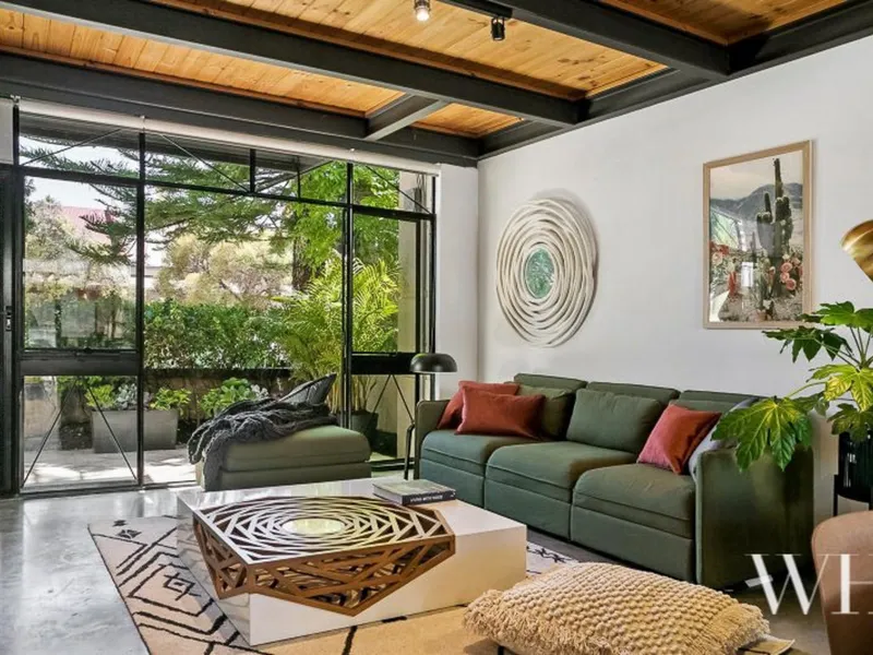 Terrific townhouse: glass, steel, timber … location!