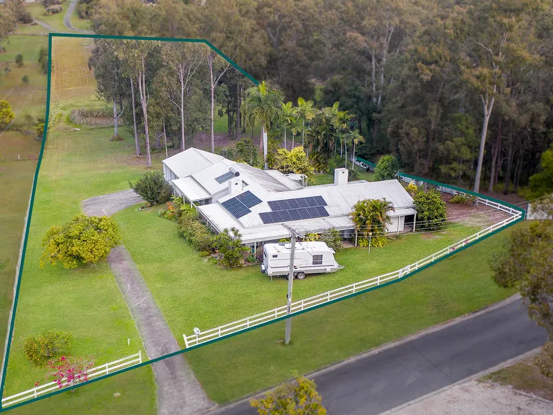 A VERY RARE EX PRIZE HOME ON 3.5 ACRES