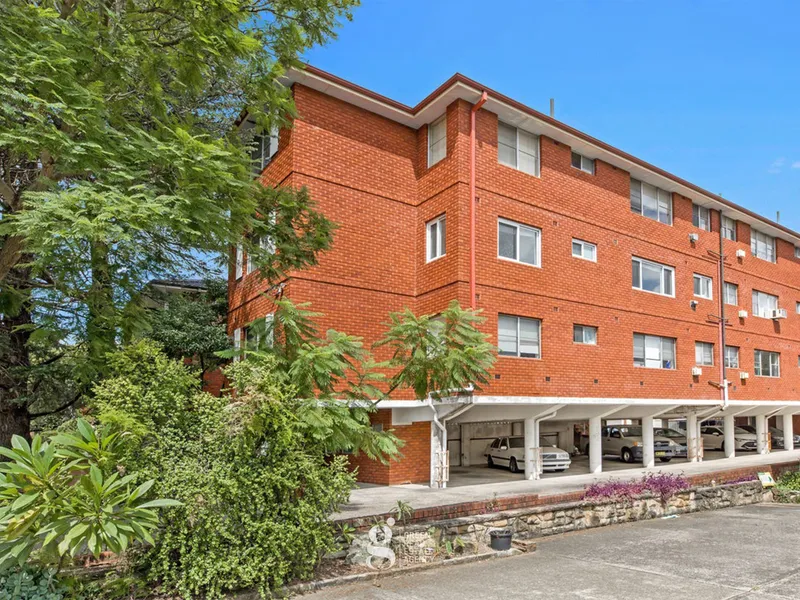 Neat & Tidy Two Bedroom Unit in the Heart of Eastwood!
