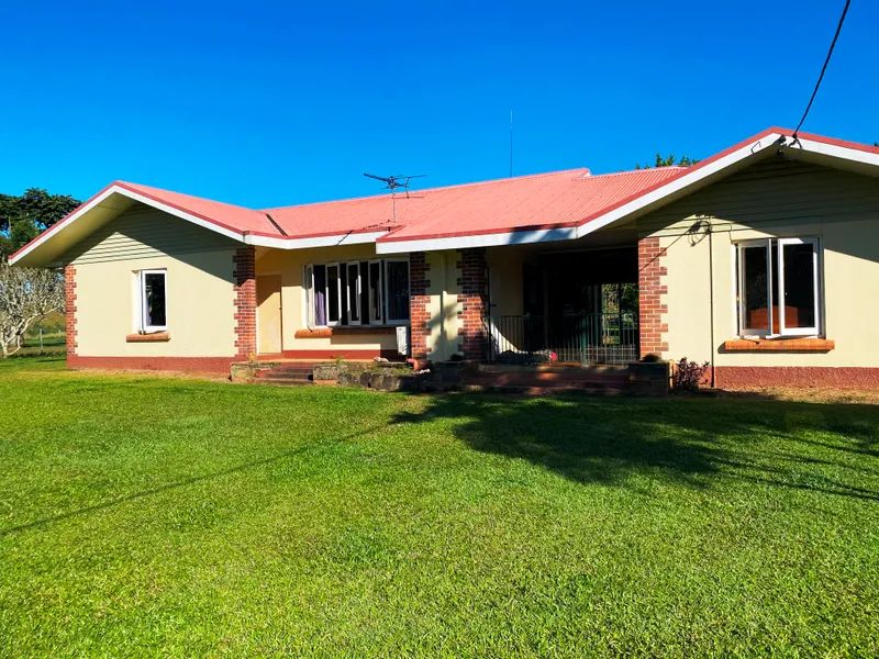 COMFORTABLE COUNTRY LIVING