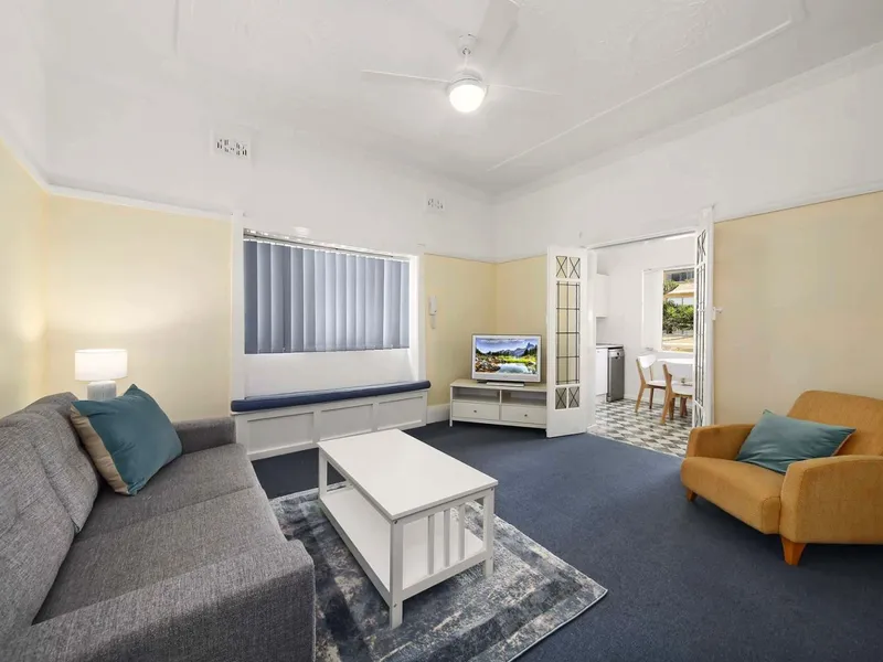 Fully Furnished Bright & Spacious 1 Bedroom Apartment! 