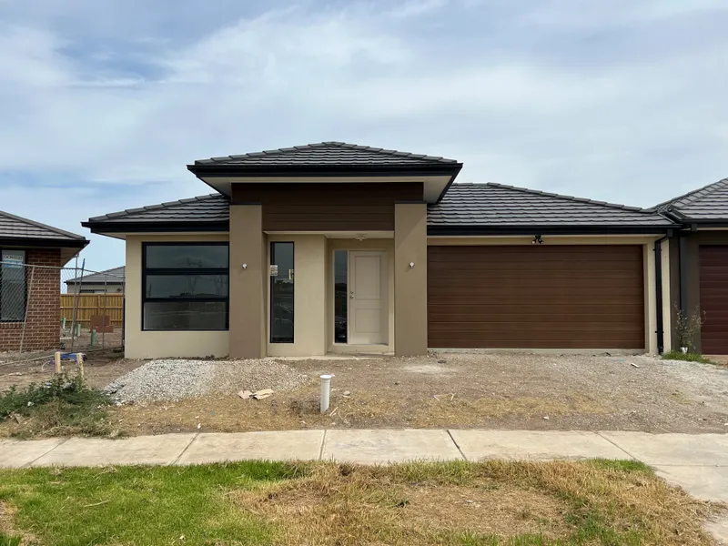 Brand New 4 Bedroom Home, Clyde North: Smith Lane Estate