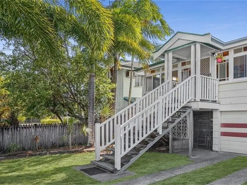 CUTE RENOVATED 3 BR HIGH SET QUEENSLANDER
