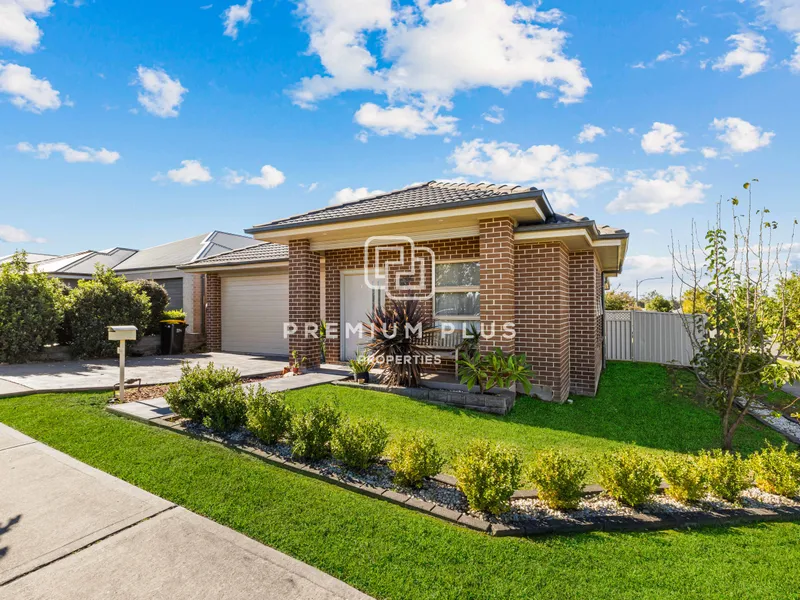 Great Location - Opposite Park