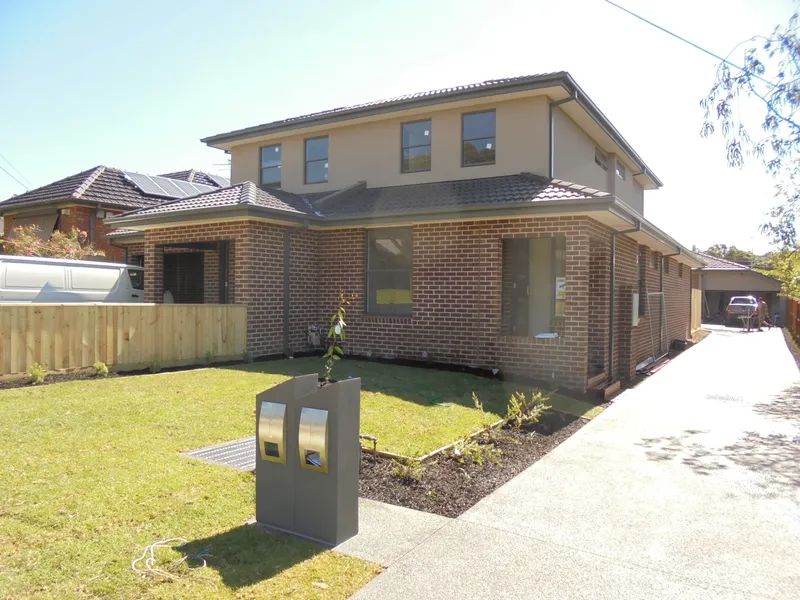 GORGEOUS FAMILY TOWNHOUSE WITH GARDEN MAINTENANCE INCLUDED !