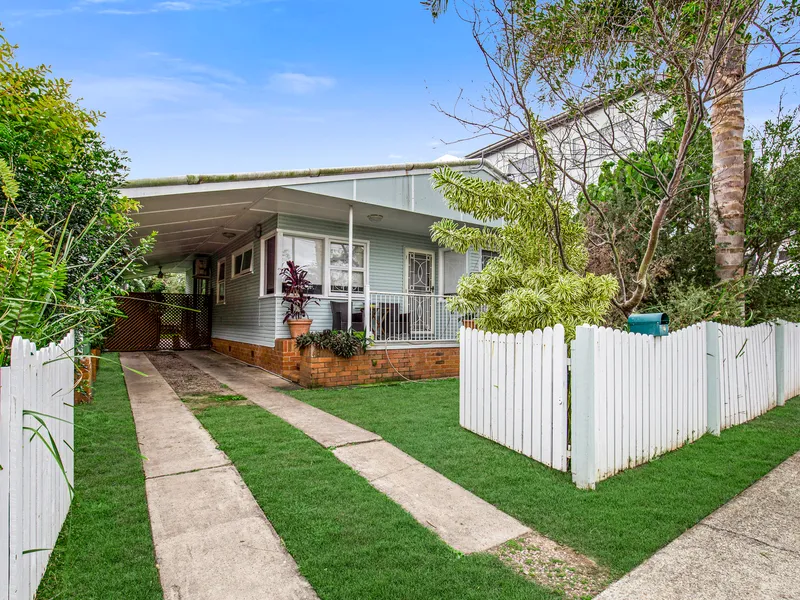East Of Oxley-537m2 Block-Woody Points Cutest Cottage!!