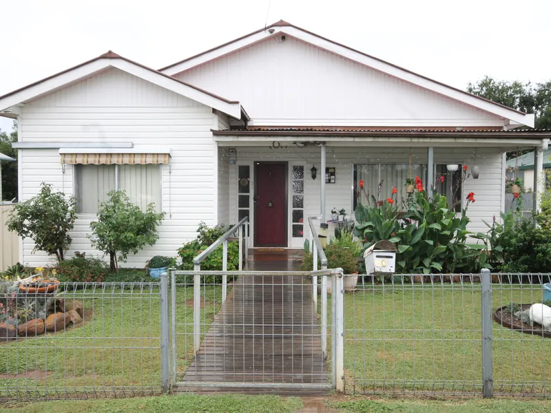 QUAINT COTTAGE IN COURT STREET...