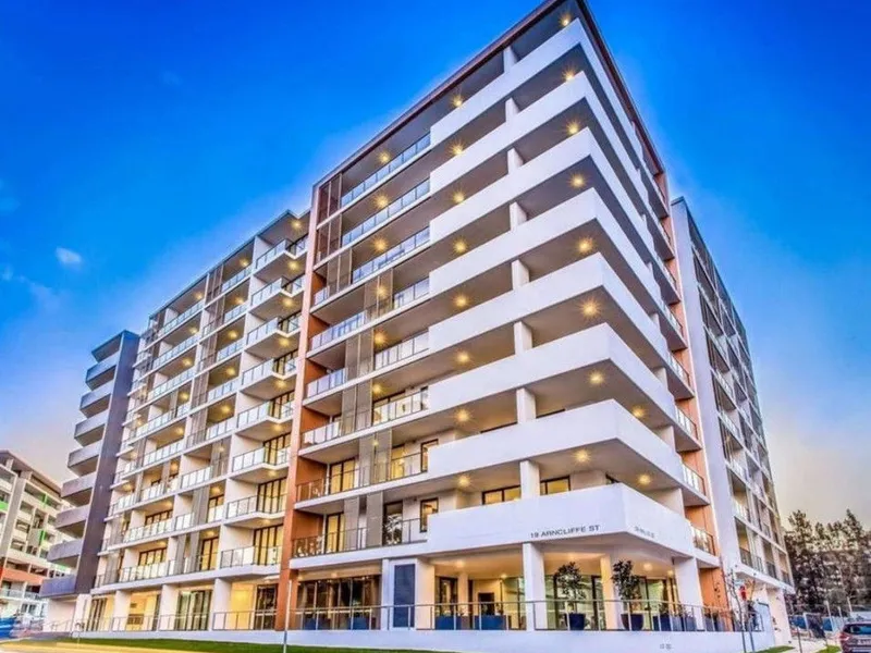 Luxury Timber Flooring Two Bedroom & Room-sized Study Apartment for Lease!!