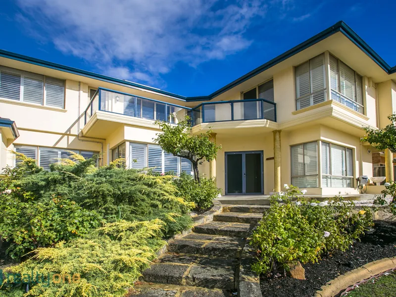 STUNNING EXECUTIVE RESIDENCE WITH CITY VIEWS