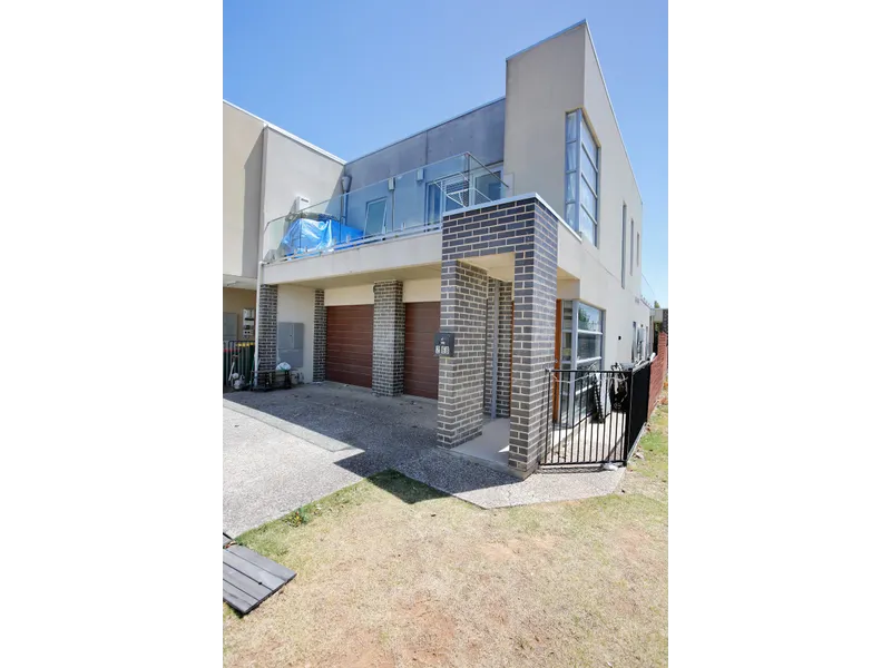 Low maintenance beauty situated in The Cascades!