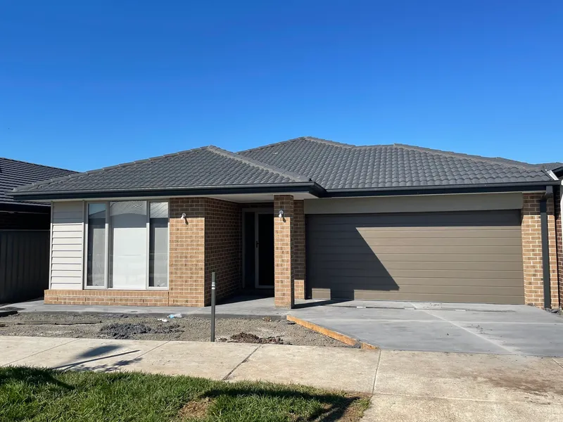 STUNNING BRAND NEW 4 BEDROOM HOUSE!