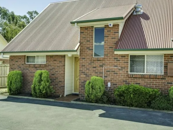 6 x bedroom, 2 x bathroom townhouse in group of four