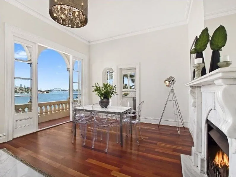 Elegant Harbourside Style with World-Class Panoramas and Parking