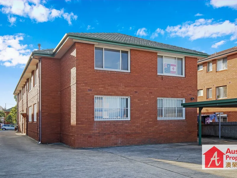 Good Location &  Convenience To Shopping & Close to Train Station