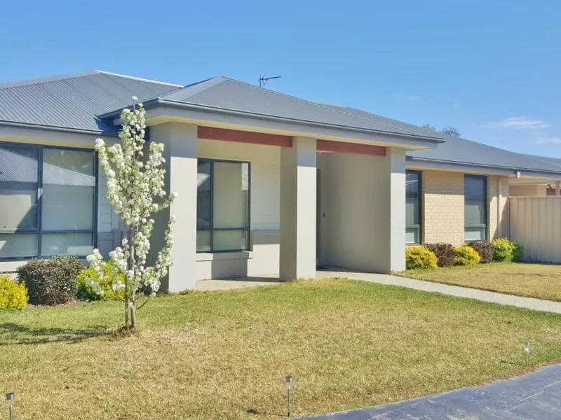 LARGE THREE BEDROOM TOWNHOUSE