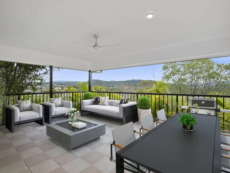 SPACIOUS TURN KEY HOME – HINTERLAND VIEWS – EXTRA PARKING FOR BOAT & CARAVAN