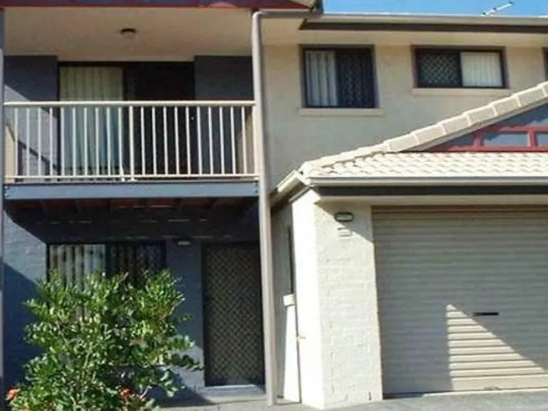 3 BEDROOM TOWNHOUSE - 2 MINITS TO PUBLIC TRANSPORT