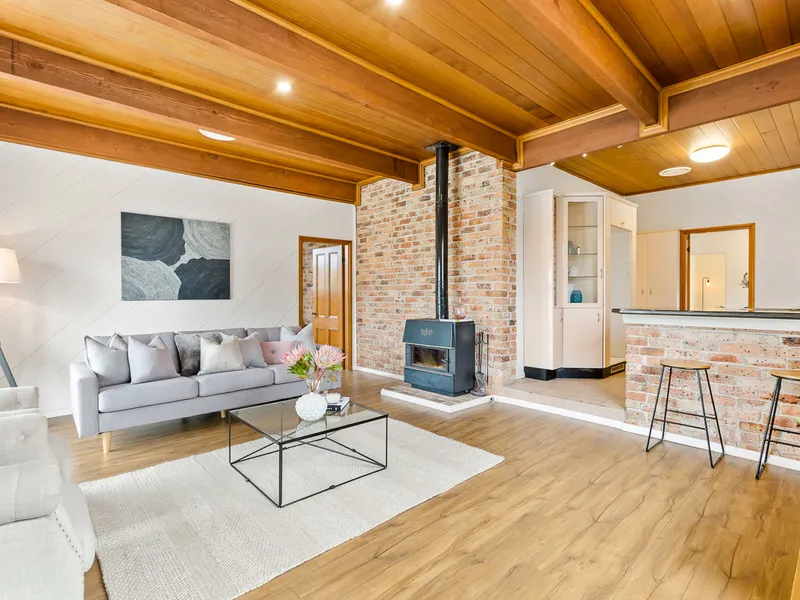 SPACIOUS HOME WITH DOUBLE LOCK UP GARAGE 