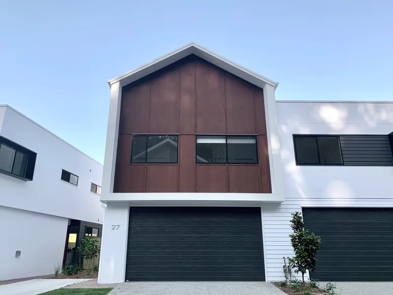 Central location townhouse and short walk to Somerset College and Clover Hill State School