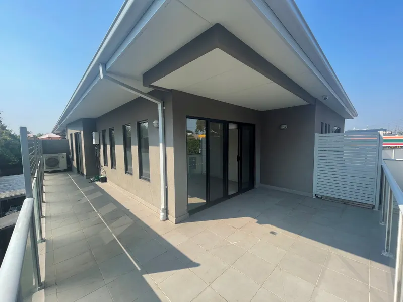 TOP FLOOR 1 BEDROOM APARTMENT!