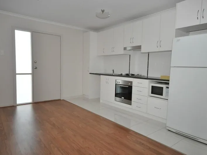 CARE FREE LIVING IN THIS STYLISH 2 BEDROOM GROUND FLOOR APARTMENT!!